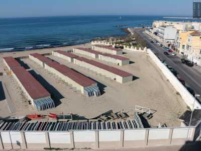 San Francesco � Ci spostiamo ora in direzione ovest, per entrare nella zona di San Francesco, delimitata da via Giordano/via Mercadante, via Napoli, il Canalone e il mare. Qui i baresi, soprattutto d�estate, si riuniscono per rilassarsi tra storici lidi, grandi spiagge libere e verdi pinete